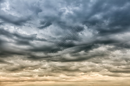 暴风雨前多雨云的天空背景图片