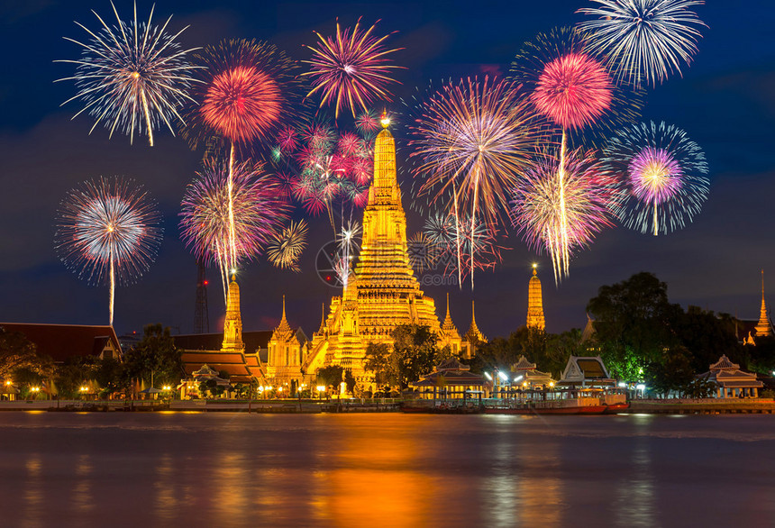 与美丽的烟花一同在泰国曼谷的黄昏时节举行庆祝活动图片