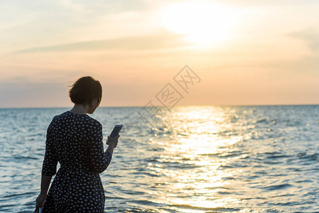 海边有电话的美女图片