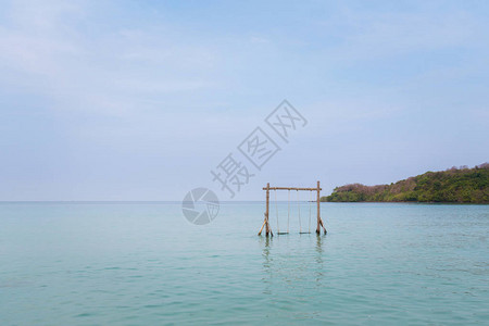 泰国热带KohKood岛的夏季风景风景与海中摇摆在邦宝海滩上Ban图片