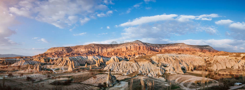 土耳其Goreme村红峡谷Capapadocia风景日落时蓝天的多彩玫瑰谷和蓝图片