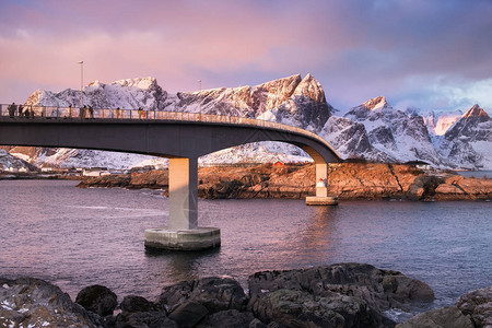 罗弗敦群岛海湾的桥梁日出时的自然景观图片
