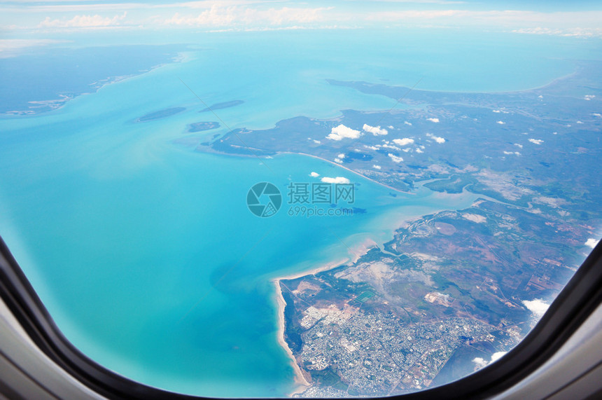 从飞机窗口对海面的空中观察机图片