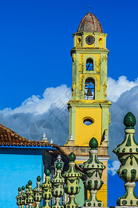古巴特立尼达的老黄色教堂图片