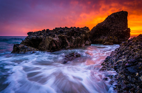 太平洋日落时的海浪和岩石在加利福尼亚州拉古纳图片