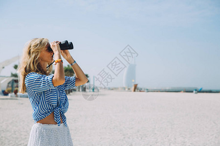 海滩上美丽的天然金发碧眼美女背景图片