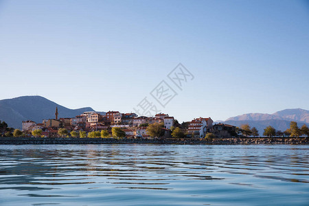 海岸和美丽的山后面的建筑湖长吉图片