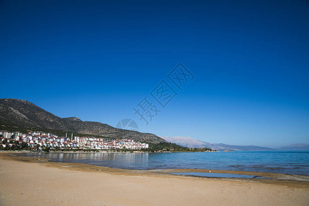 沿海有建筑物的宁静风景沙尔高清图片