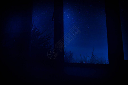 从黑暗的房间透过窗户看到星的夜景黑暗房间内的夜空长图片