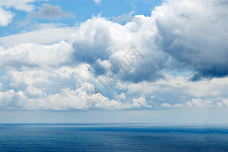 绿松石海和戏剧天空图片