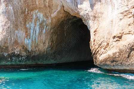 地中海岸上的大海洞穴图片