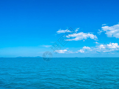 白色云彩和蓝色天空背景的美丽的海和洋图片