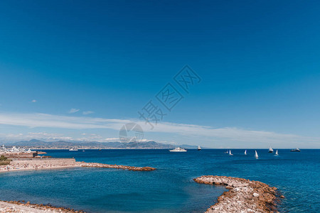 法国安提贝斯阳光明媚的一天在海背景图片