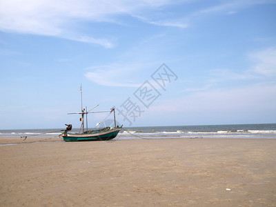 泰国华欣海滩上的船图片