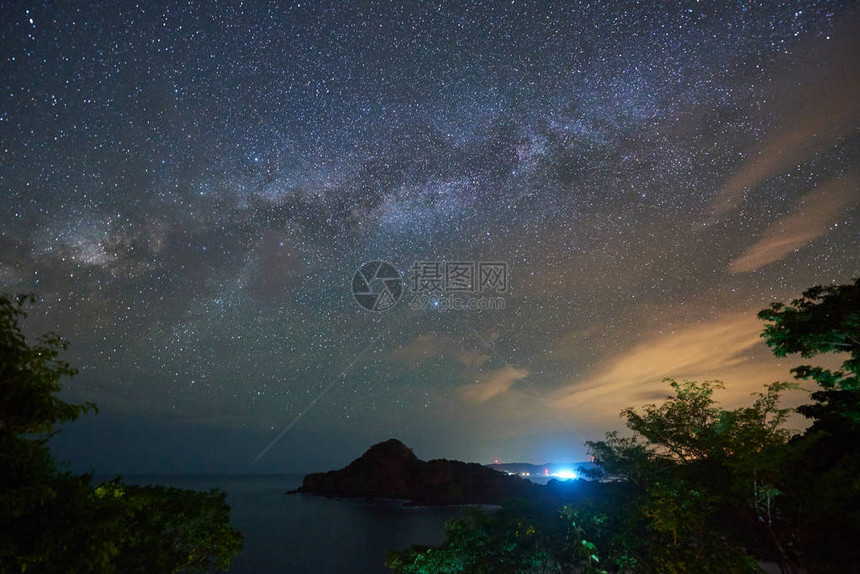 夜空有银河系空间背景夜间图片