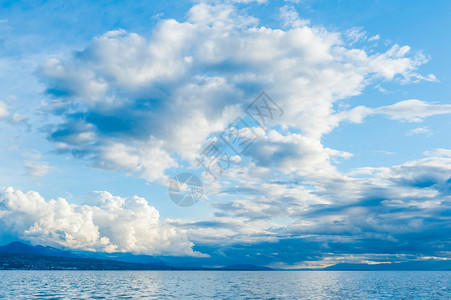 瑞士日内瓦湖上美丽的云朵位图片