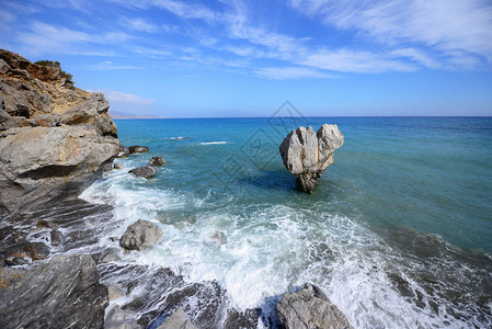 充满岩石和海浪的图片