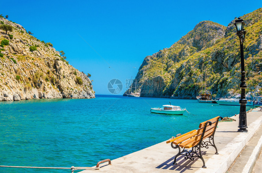 希腊卡利莫斯岛瓦提小港的板凳地峡和清晰海观令图片