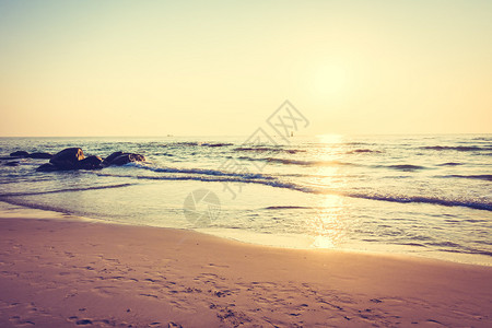 海滩和海边美丽的日出图片
