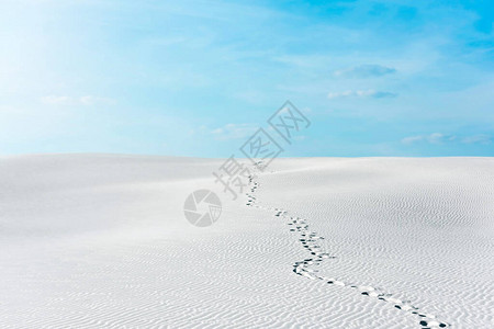 美丽的海滩白色沙滩上有痕迹蓝图片