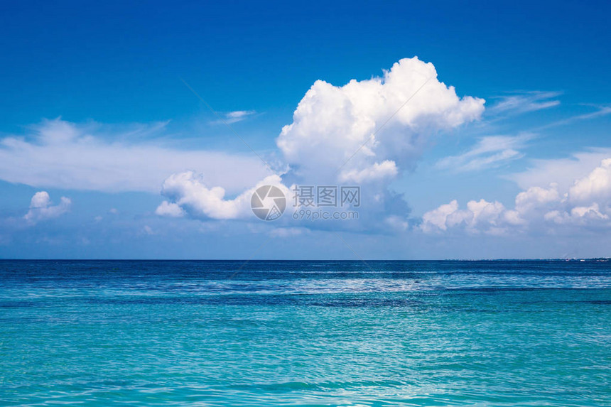 一个饱和的蓝色天空云层和大海多米图片