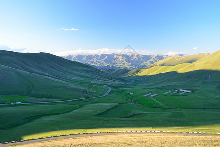 美丽的山脉亚美尼亚山路夕阳图片