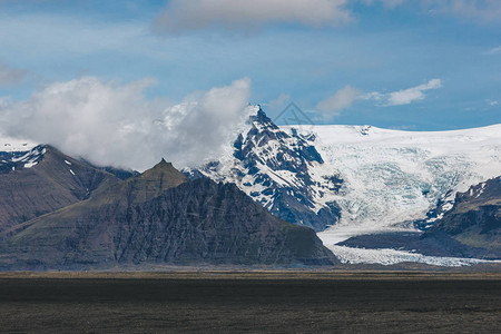 冰岛的美丽风景和山岳冰雪覆盖着冰雪图片