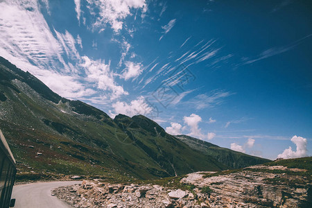 在印度喜马拉雅山Rohtang山口带车的美丽的风景高图片