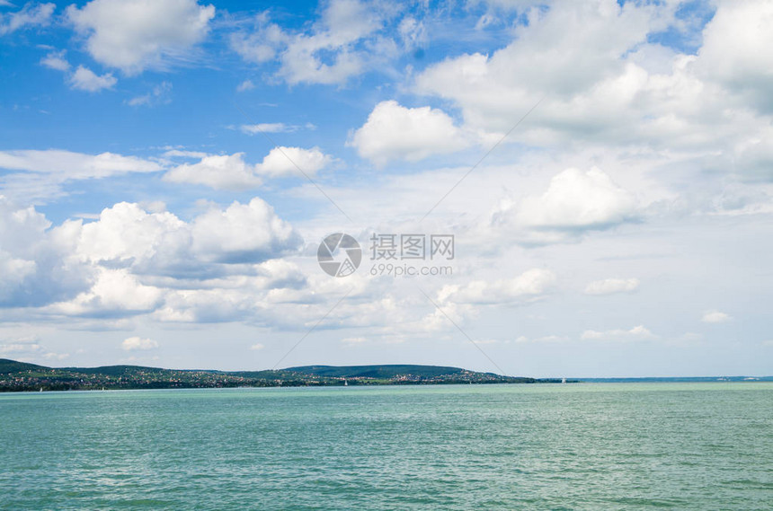匈牙利的巴拉顿湖在阳光明媚的日子从图片