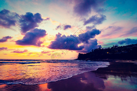 沙滩和海边美丽的日落云彩和天空背景图片