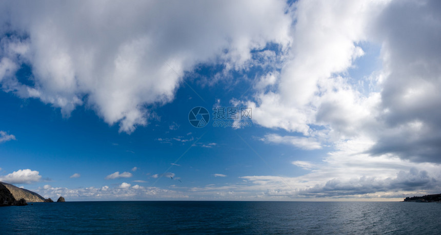 美丽的大海和蓝天白云图片