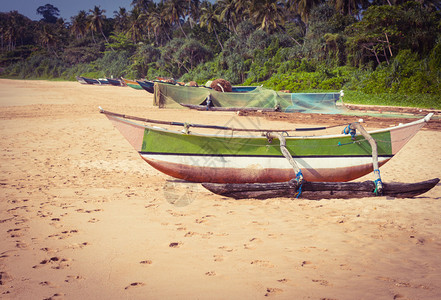 在热带海滩上捕鱼的渔船图片