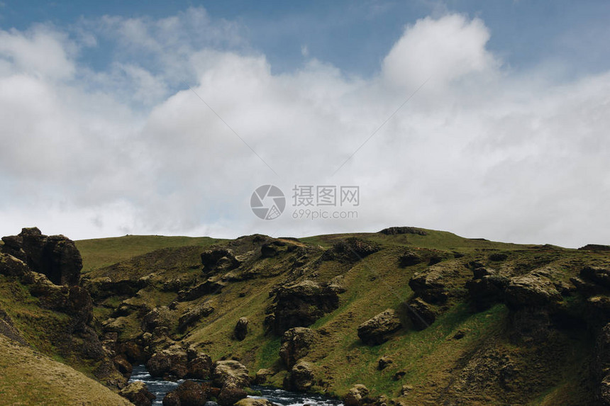 流经冰岛高地的青蓝云天空图片