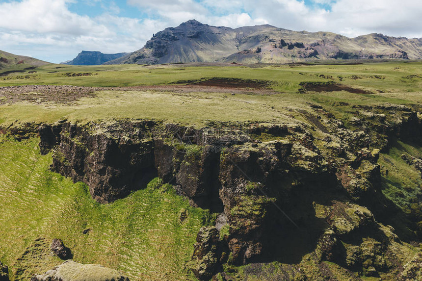 冰岛蓝天下的山脉景观图片