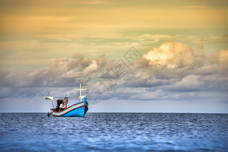 沙滩上的渔船图片