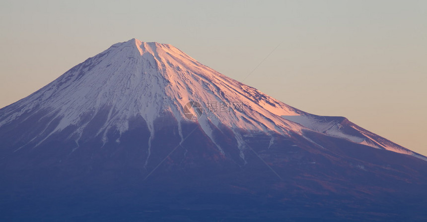 有早晨太阳光的富士山顶图片