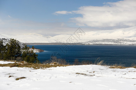 亚美尼亚冬季的塞万湖S图片