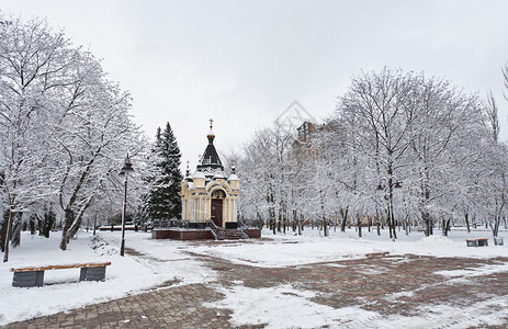 冬季背景风中的大教堂图片