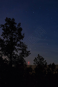 夜空与星和树剪影和小山Klet图片