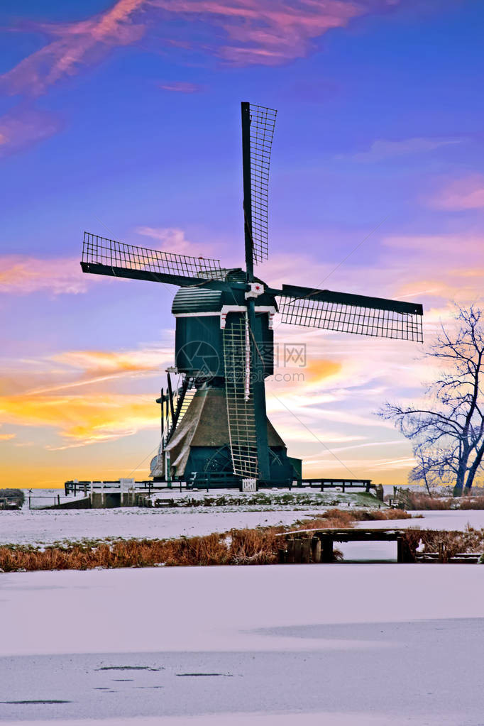 日落时荷兰农村地区传统风车图片