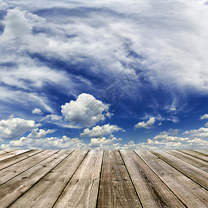 木地板和天空与云彩图片