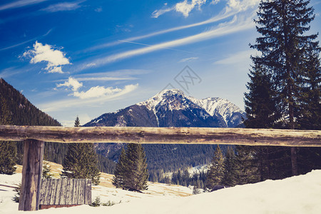 山在冬日鼓舞人心的美丽风景图片