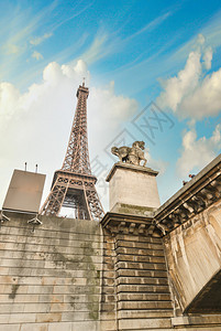 巴黎从塞纳河向上看艾菲尔图片