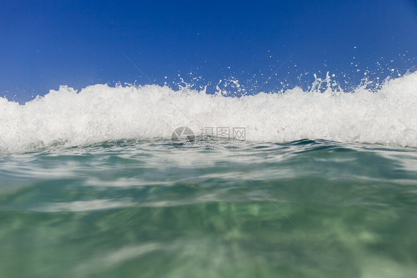 海浪与水线和蓝天图片