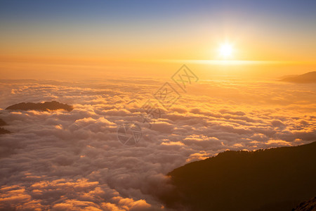 夕阳下的山云海图片