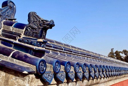 古代陶瓷蓝色屋顶瓦片与龙的传统图案寺庙屋顶映衬着蓝天北京天坛图片