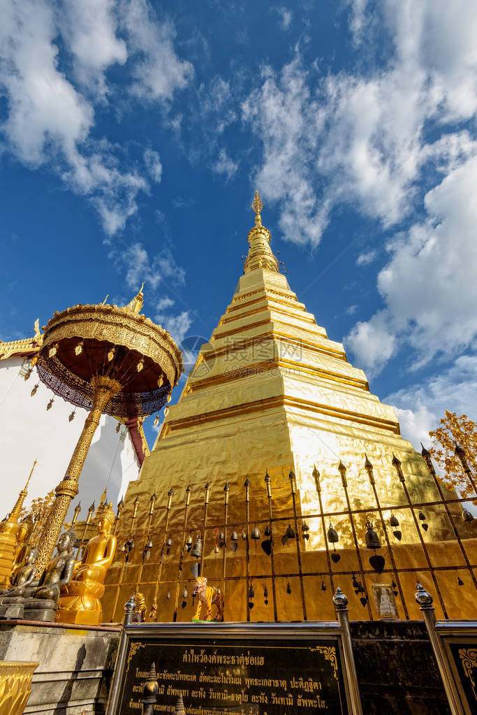 WatPhraThatChoHae佛教寺庙与蓝天背景上的金色宝塔在泰国帕府举行佛教和景点著图片