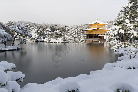 冬天有雪的禅寺金阁寺图片