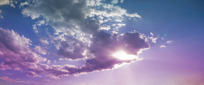 美丽的宽阔的蓝粉红天空和云彩图片