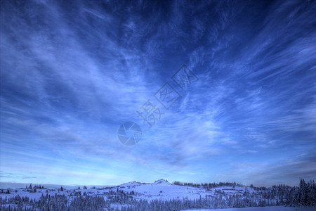 明亮的蓝天冬季有流云阿拉斯图片